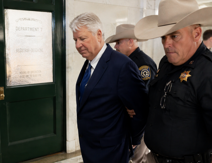 2025年10月2日，莫里斯認罪後直接收押入獄。（YT@WFAA影片截圖）